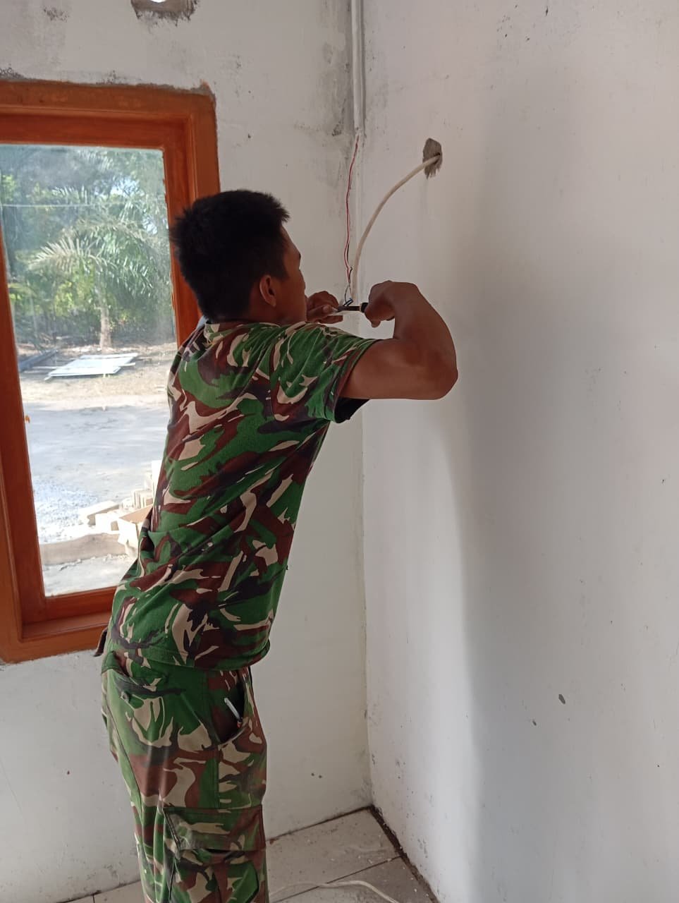Hadirkan Terang di Hunian Baru, TMMD Ke-129 Kodim 0413/Bangka Pasang Instalasi Listrik Warga Sasaran