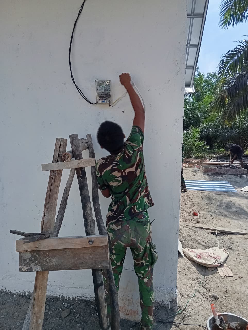 Bukan Sekadar Bangun Rumah, Satgas TMMD 129 Bangka Pastikan Hunian Ibu Rodia Dilengkapi Listrik