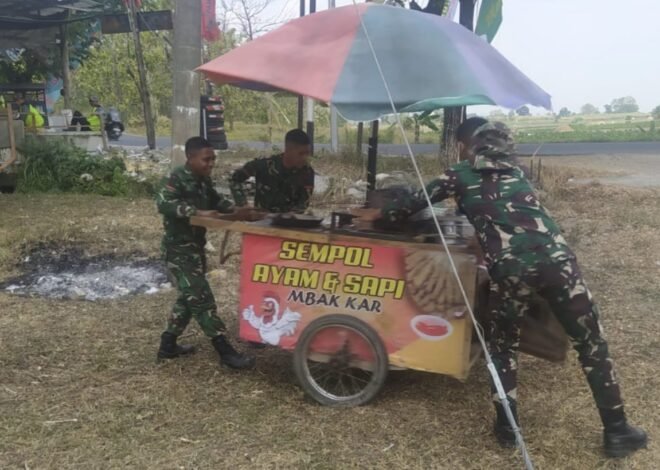 Aksi Peduli Satgas TMMD 129 Bojonegoro bantu Dorong Gerobak “Sempol” Bu Kartini