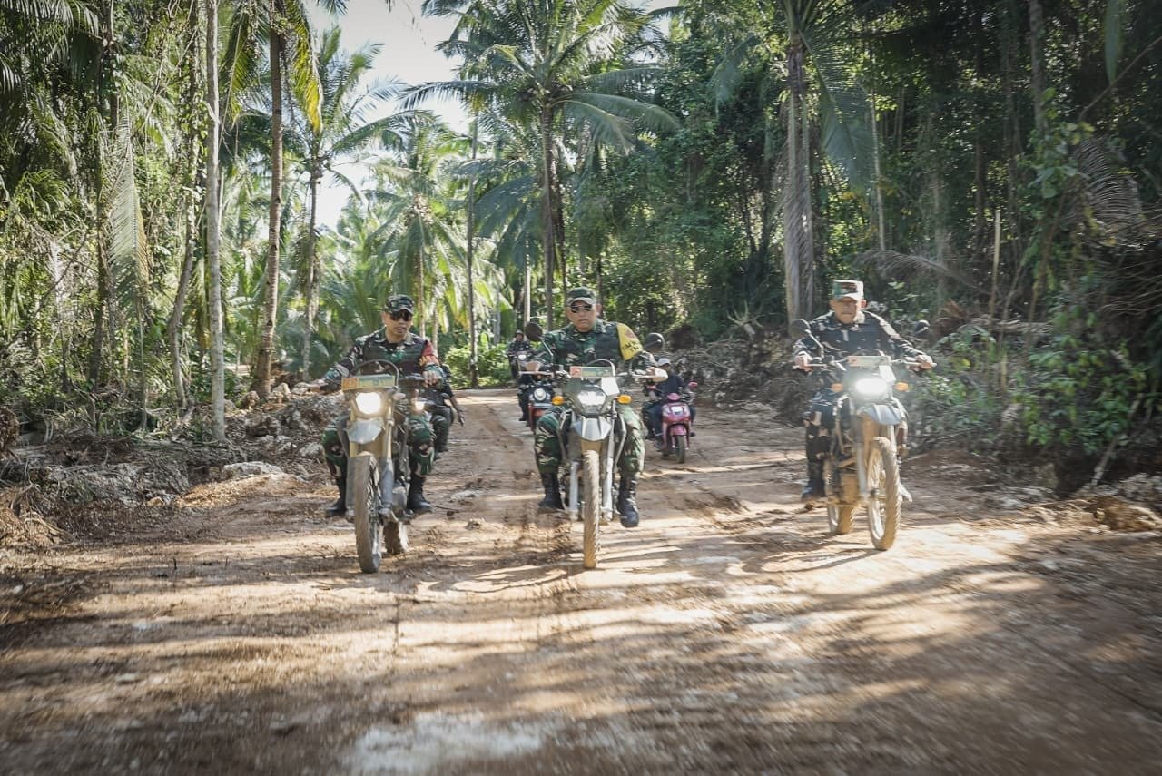 Wairjenad Tinjau Pembukaan Jalan TMMD Ke-129 dan Serahkan Bantuan Sembako kepada Warga Desa Polewali