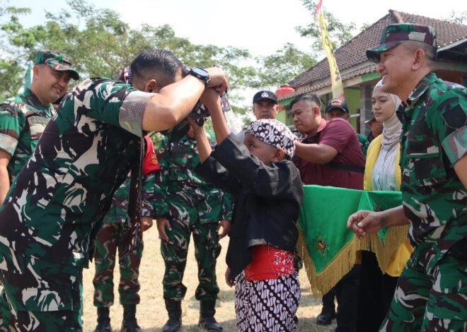Senyum Tiga Generasi Sambut Jenderal: Potret Hangat Kunjungan Wasev TMMD 129 Bojonegoro di Kesongo