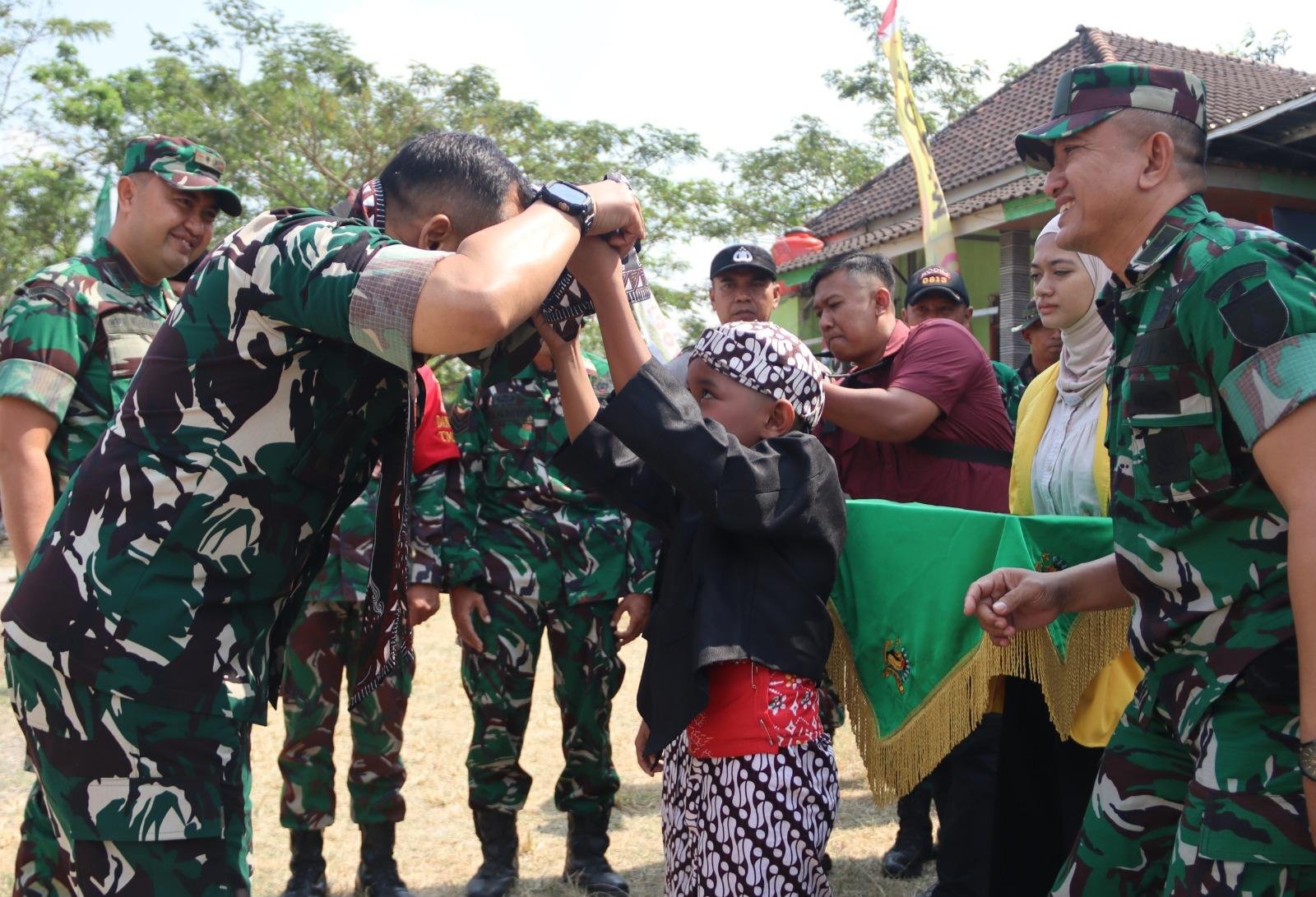 Senyum Tiga Generasi Sambut Jenderal: Potret Hangat Kunjungan Wasev TMMD 129 Bojonegoro di Kesongo