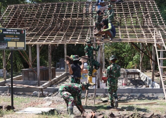 Semangat Gotong Royong Menyala di Kesongo: Satgas TMMD 129 dan Warga Bahu-Membahu Pasang Atap Rumah Mbah Kardo
