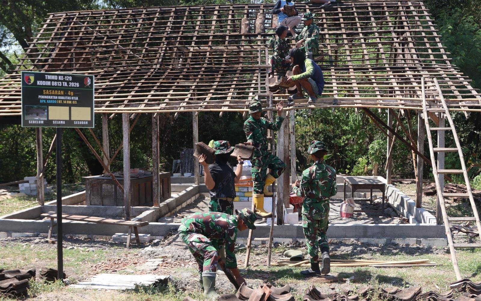 Semangat Gotong Royong Menyala di Kesongo: Satgas TMMD 129 dan Warga Bahu-Membahu Pasang Atap Rumah Mbah Kardo