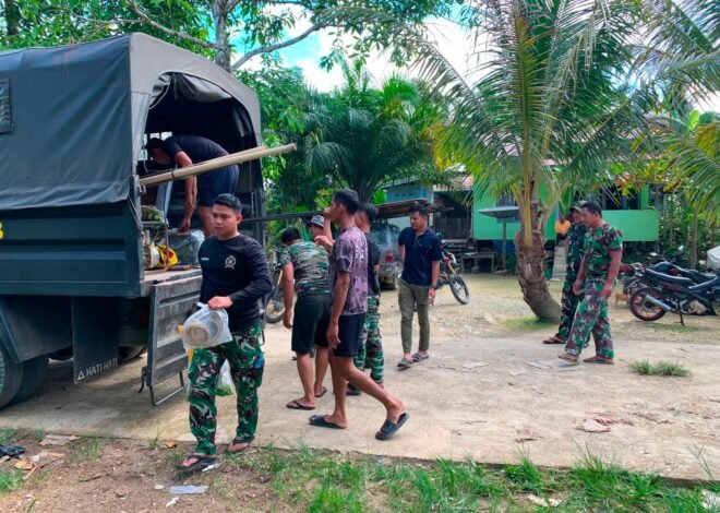 Gotong Royong TNI dan Warga Percepat Distribusi Material TMMD di Desa Belatung