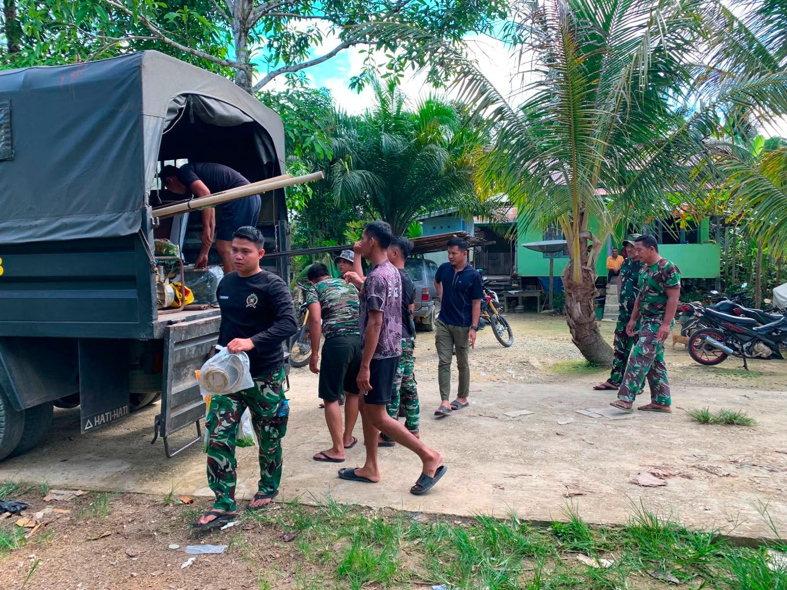 Gotong Royong TNI dan Warga Percepat Distribusi Material TMMD di Desa Belatung