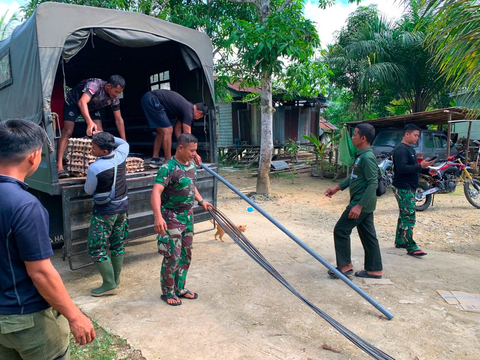 Medan Sulit Tak Halangi Satgas TMMD Angkut Material Pembangunan Desa Belatung