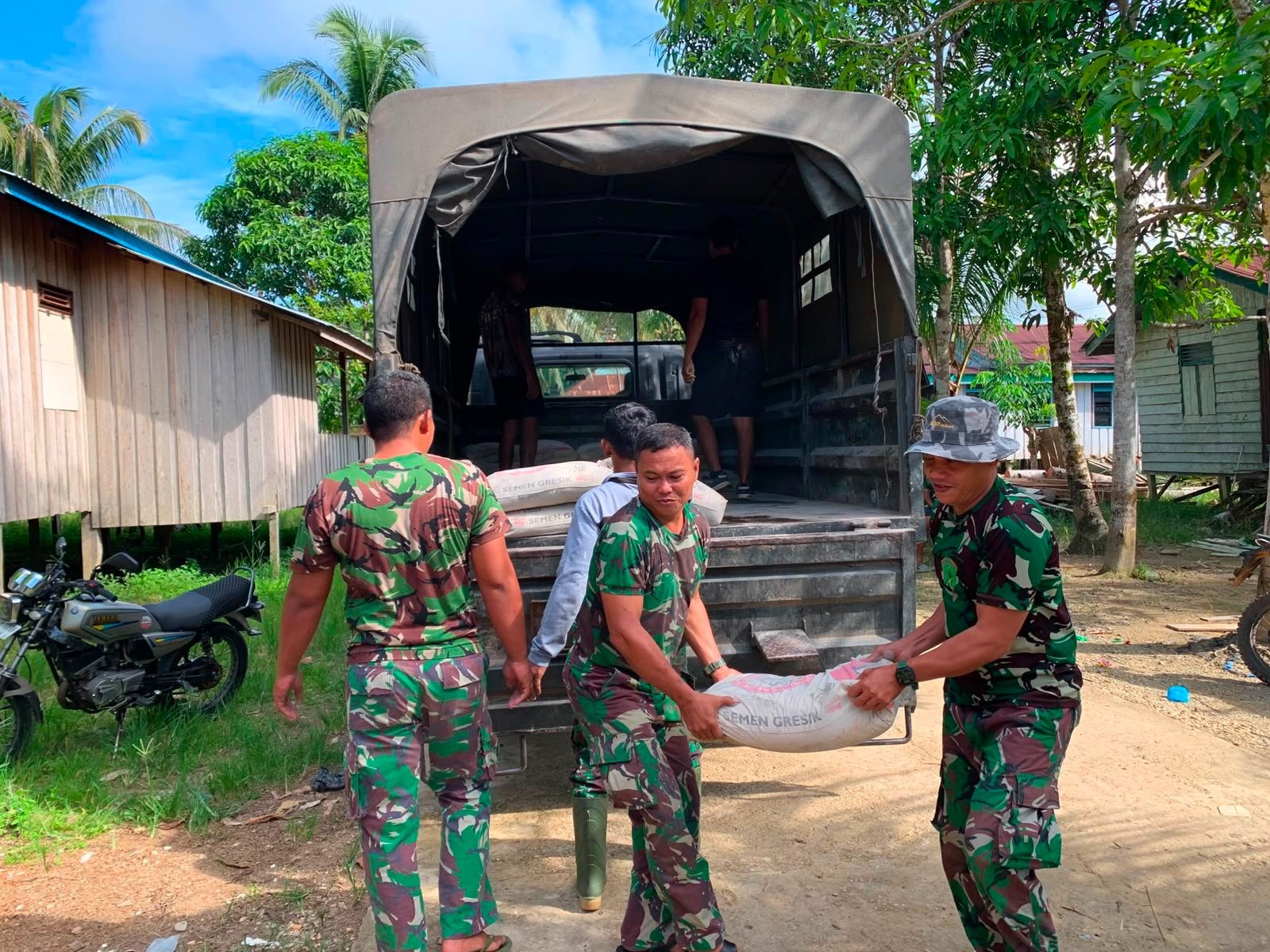 Bukan Sekadar Angkut Material, Gotong Royong Satgas TMMD Pererat Kemanunggalan dengan Warga