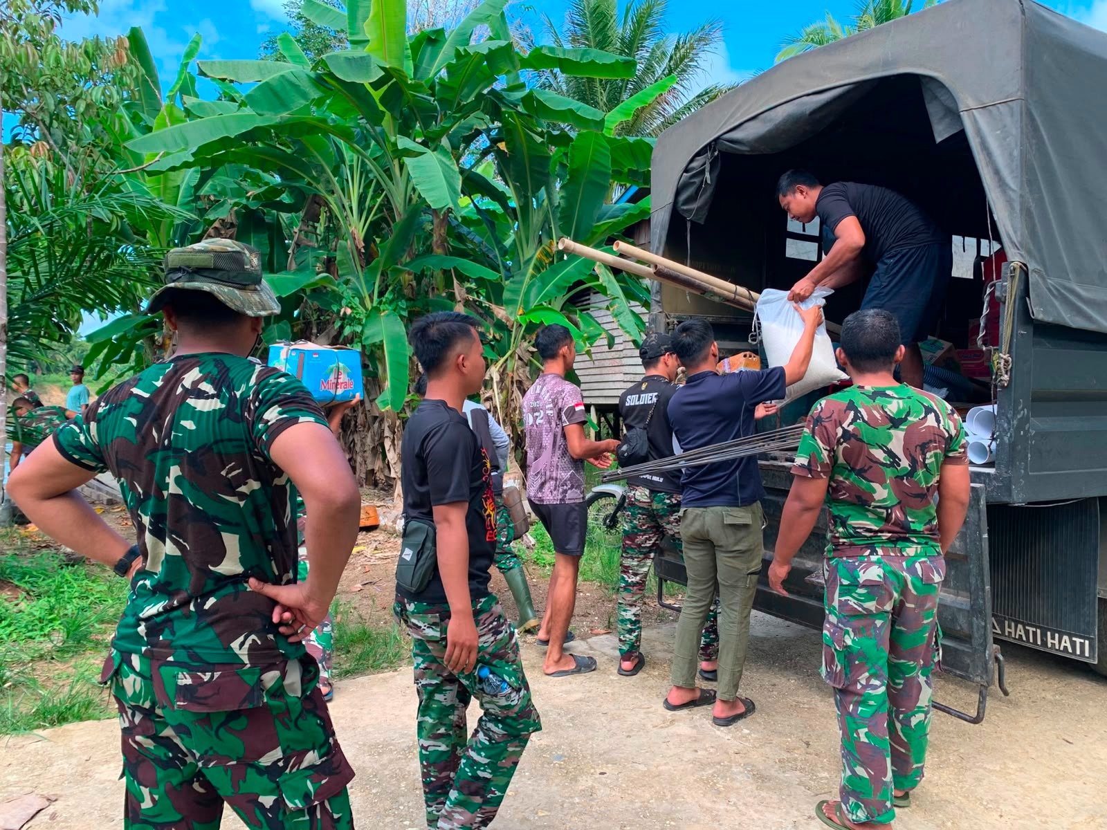 Material Tiba, Satgas TMMD Kodim 1206/Putussibau Langsung Bergerak Dukung Pembangunan Desa