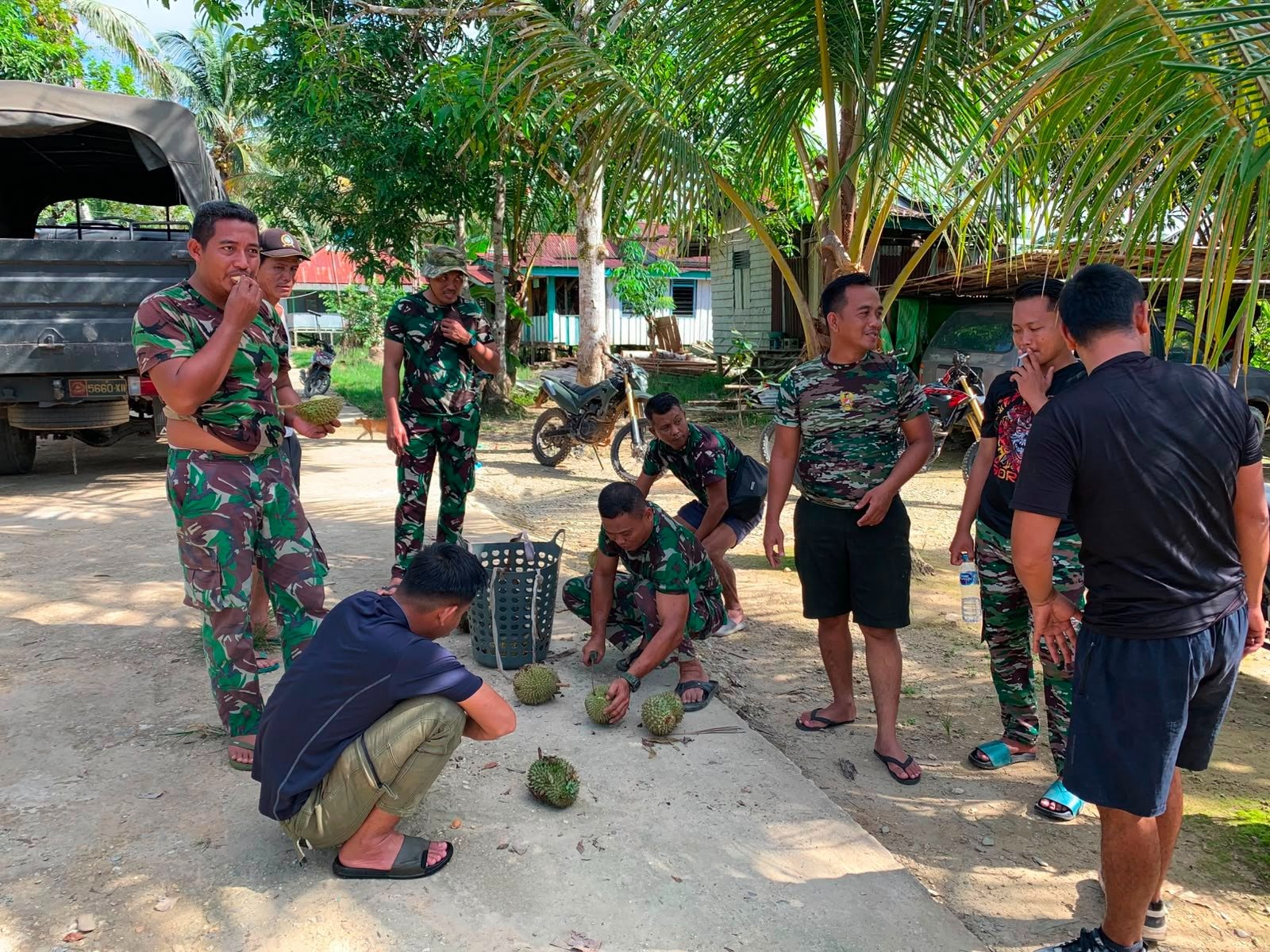 Durian Jadi Perekat Kebersamaan, Satgas TMMD Kodim 1206/Putussibau dan Warga Ulak Pauk Makin Akrab