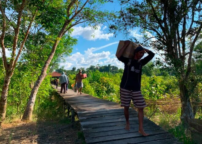 Tak Kenal Medan, Satgas TMMD Tetap Semangat Distribusikan Material Lewat Sungai