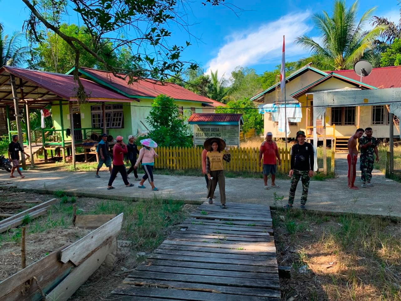Dari Tepian Sungai Menuju Lokasi TMMD, Perjuangan Satgas Antarkan Material Pembangunan