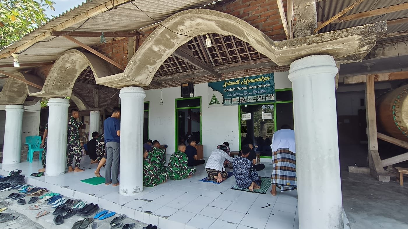 ​Kemanunggalan dalam Sujud: Satgas TMMD ke 129 dan Warga Desa Tlemang Lebur dalam Kekhusyukan Sholat Berjamaah