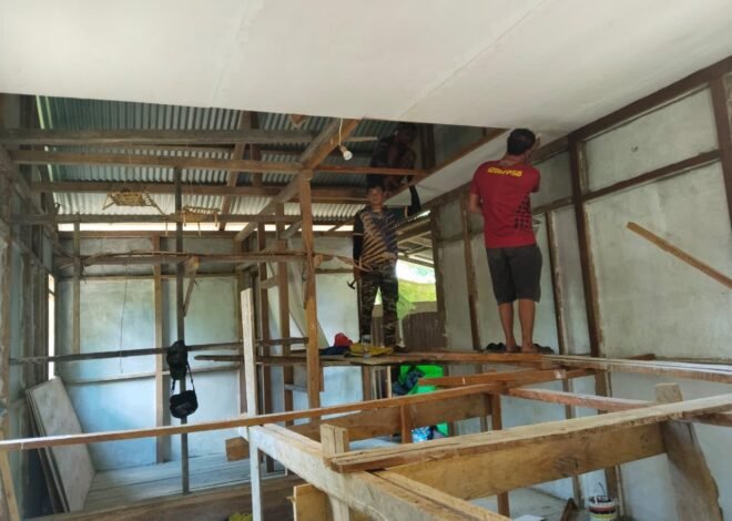 Hunian Lebih Nyaman, Satgas TMMD Kodim 1206/Putussibau Kebutan Pemasangan Plafon RTLH