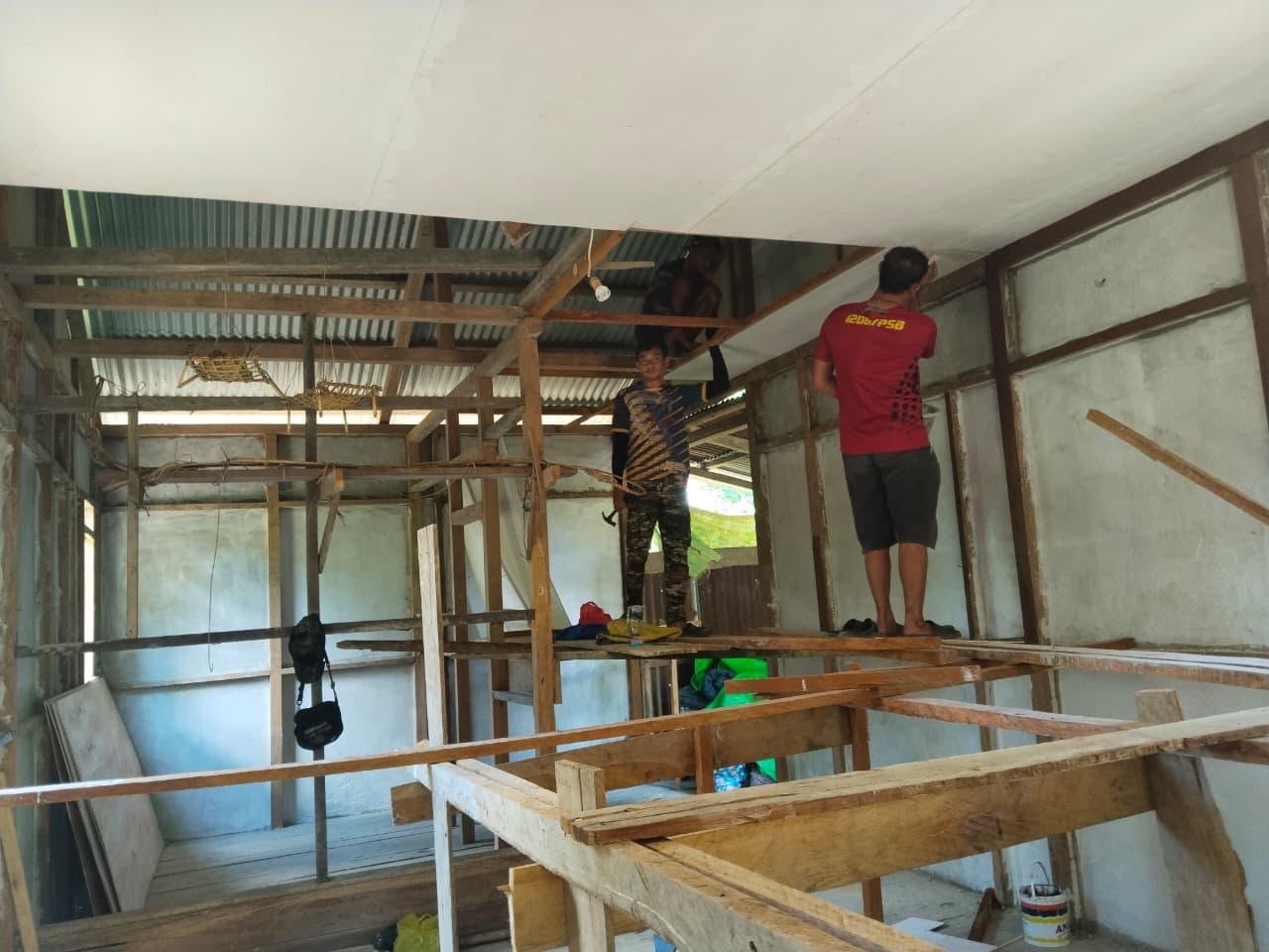 Hunian Lebih Nyaman, Satgas TMMD Kodim 1206/Putussibau Kebutan Pemasangan Plafon RTLH