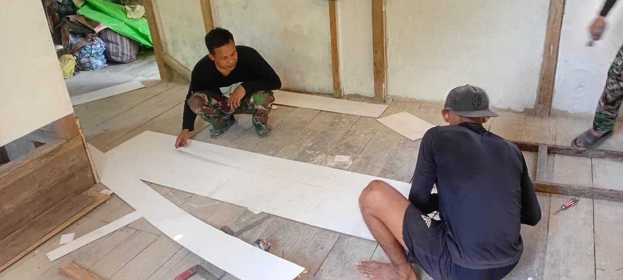 Gotong Royong TNI dan Warga Percepat Penyelesaian RTLH di Dusun Pala Pintas