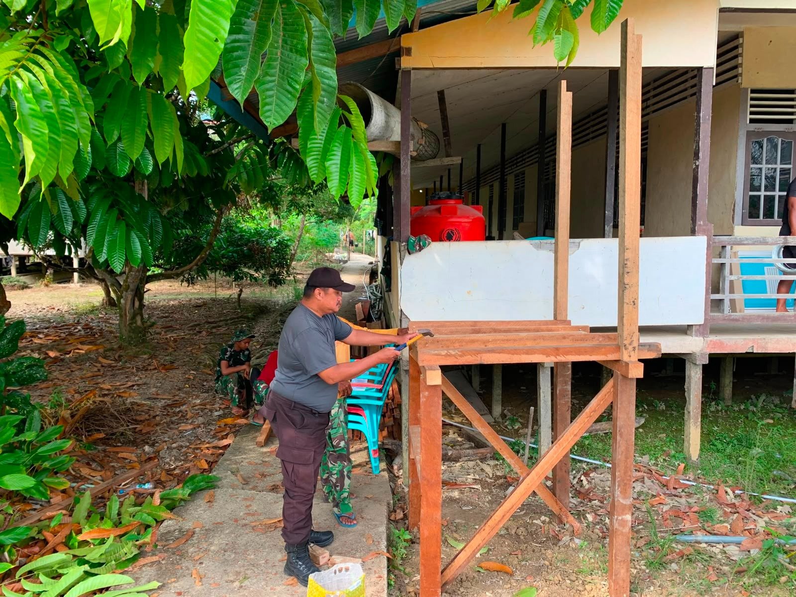 Air Bersih Jadi Prioritas, Satgas TMMD Kodim 1206/Putussibau Siapkan Bak Penampung di Ulak Pauk