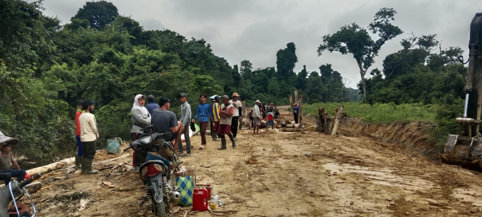 Warga Jadi Kekuatan Utama, Gotong Royong Percepat Sasaran TMMD ke-129 Kodim 1206/Putussibau