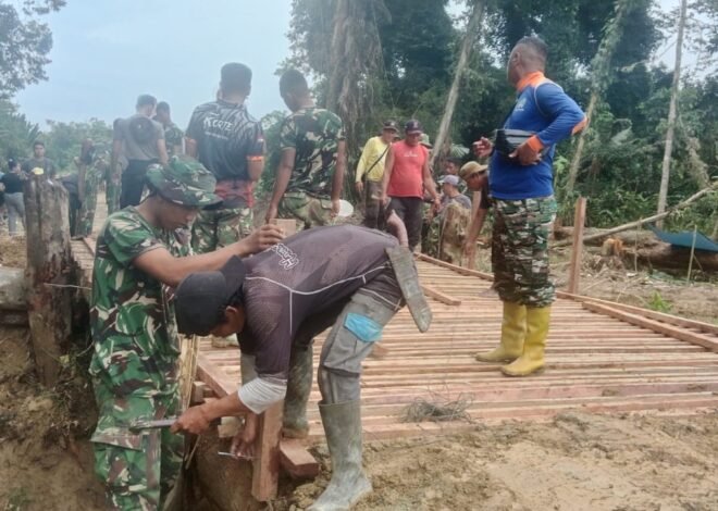 Gotong Royong Bikin Pekerjaan Lebih Ringan, Satgas TMMD Kodim 1206/Putussibau Terus Kebutan Pembangunan