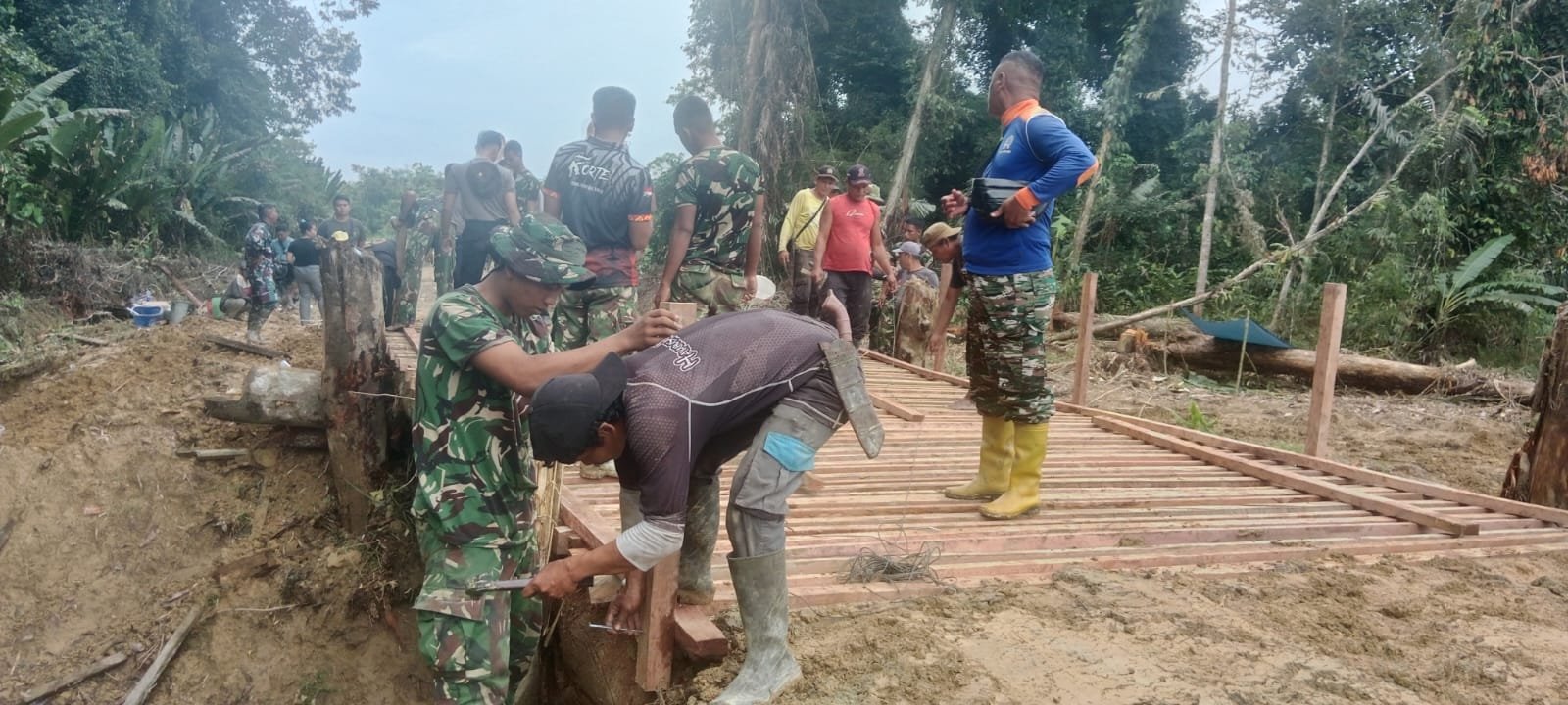 Gotong Royong Bikin Pekerjaan Lebih Ringan, Satgas TMMD Kodim 1206/Putussibau Terus Kebutan Pembangunan