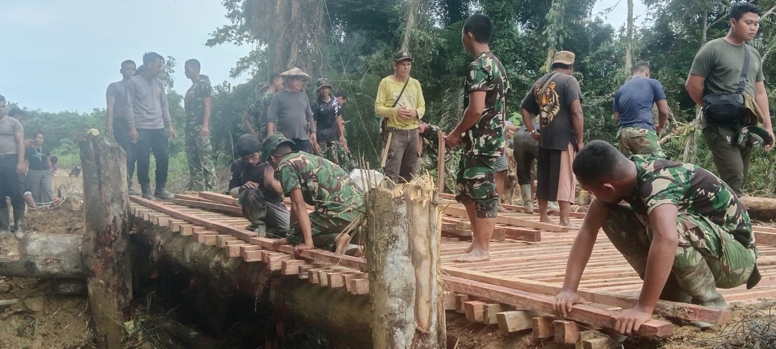 Lebih dari Sekadar Membangun, TMMD ke-129 Kodim 1206/Putussibau Pererat Kemanunggalan TNI dan Rakyat