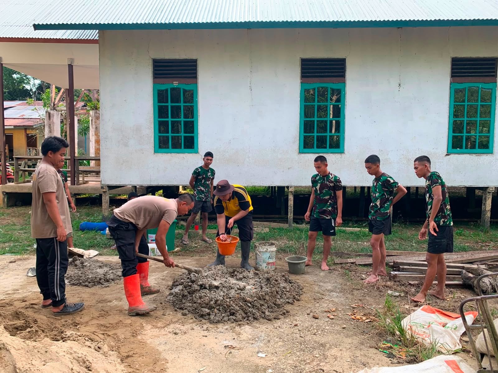 Adu Semen Bersama, TNI-Polri Percepat Pembangunan Fasilitas Sanitasi di Ulak Pauk