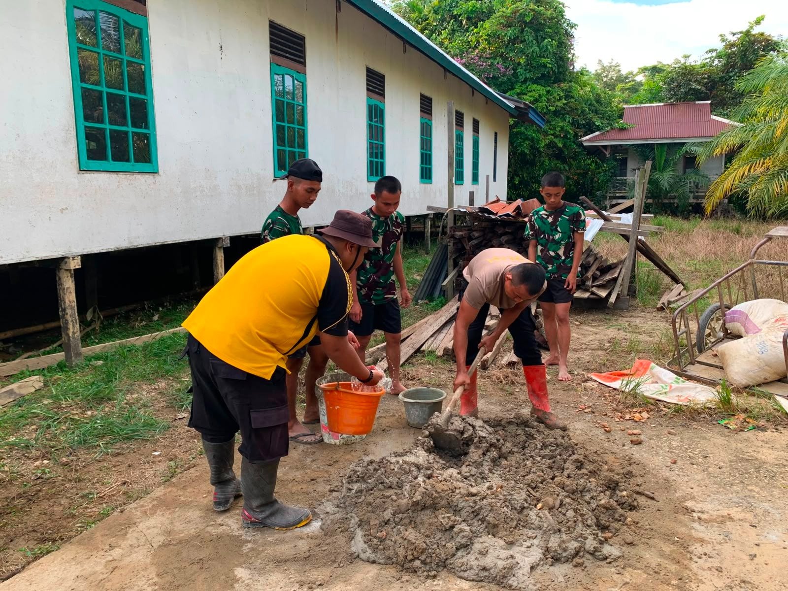 Soliditas TNI-Polri di Lokasi TMMD, Bersama Wujudkan Fasilitas untuk Masyarakat Ulak Pauk