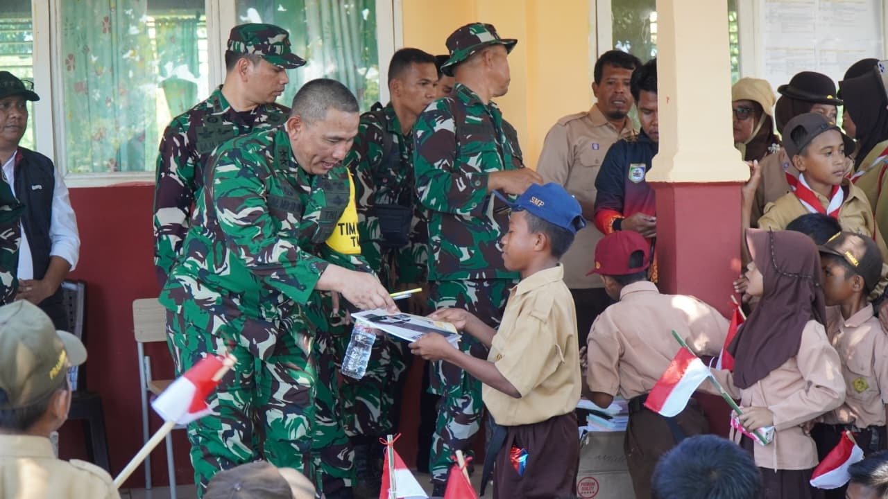 Wairjenad Tinjau Rehab Ruang OSIS dan Tatap Muka Bersama Pelajar di Kepulauan Umbele
