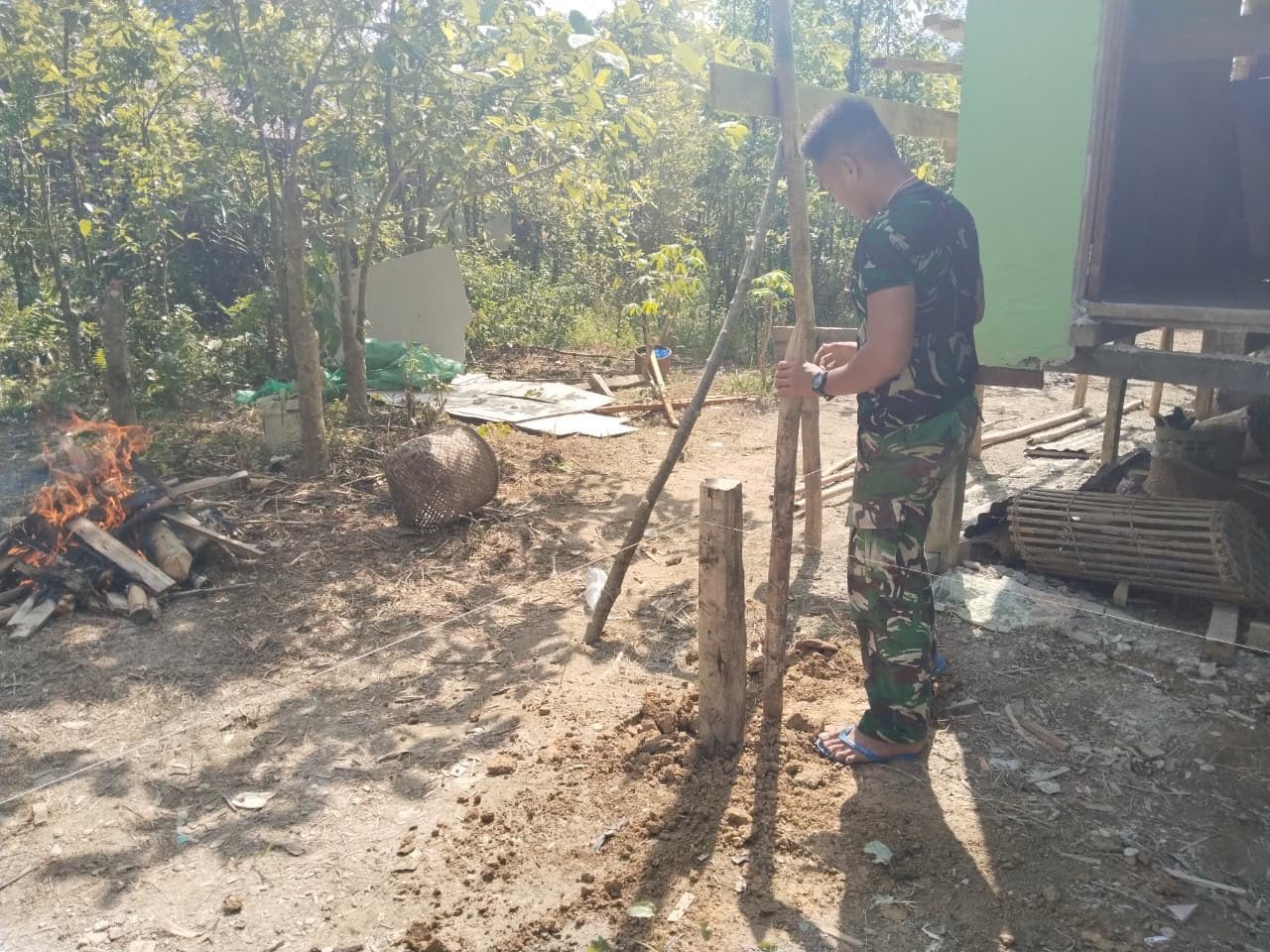 Teras RTLH Ibu Yustina Atoh Makin Berbentuk, Satgas TMMD Kodim 1206/Putussibau Terus Kejar Penyelesaian