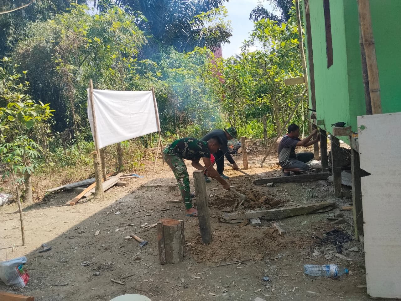 Wajah Baru Rumah Ibu Yustina Atoh Semakin Nyata, Teras RTLH Dikebut Satgas TMMD