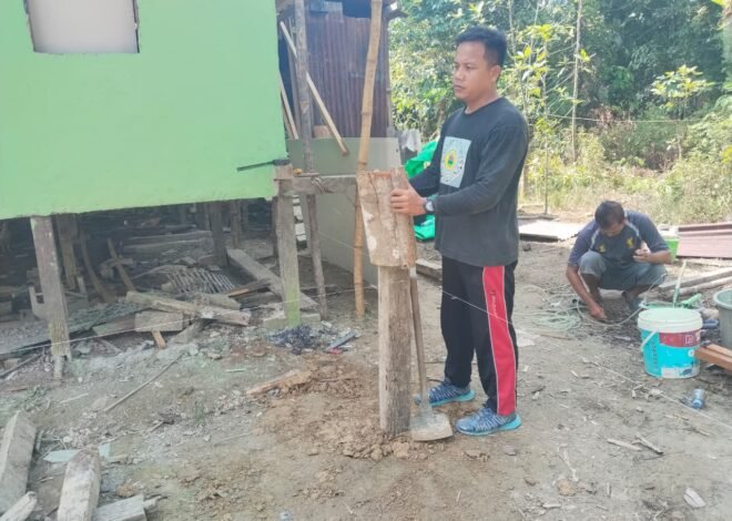 Gotong Royong TNI dan Warga Percepat Pembangunan Teras RTLH Ibu Yustina Atoh