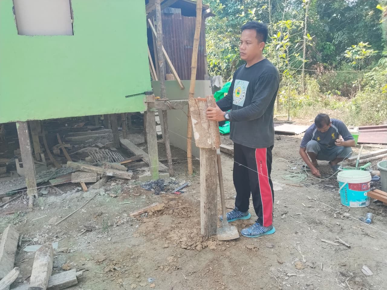 Gotong Royong TNI dan Warga Percepat Pembangunan Teras RTLH Ibu Yustina Atoh