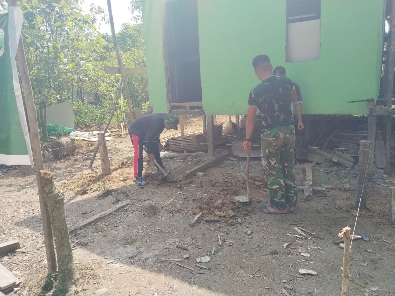 Dari Rumah Tak Layak Huni Menuju Hunian Nyaman, Satgas TMMD Sempurnakan Teras Rumah Ibu Yustina