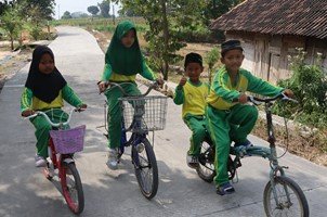 Senyum Ceria Anak-Anak Kesongo, Menyusuri Jalan Baru Hasil TMMD 129 Bojonegoro