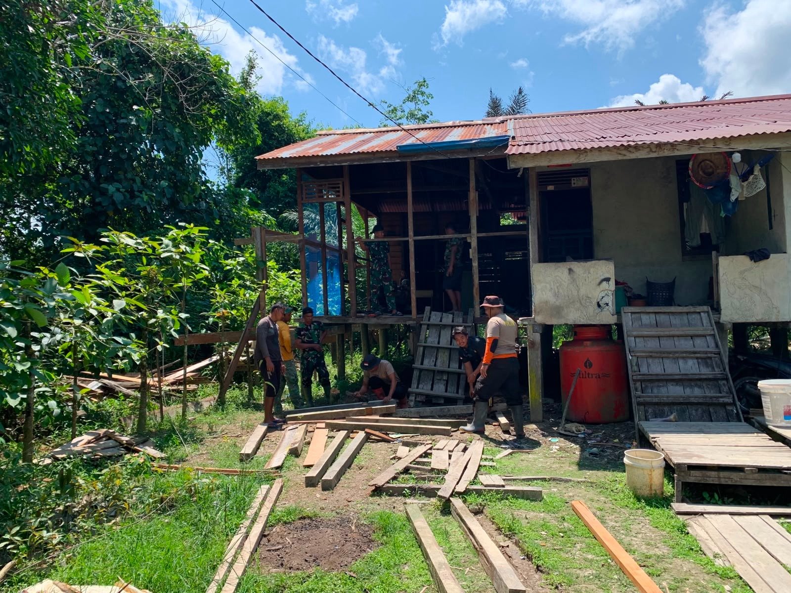 Senyum Dedi Dores Sambut Pembongkaran Rumah, TMMD Buka Jalan Menuju Hunian Layak