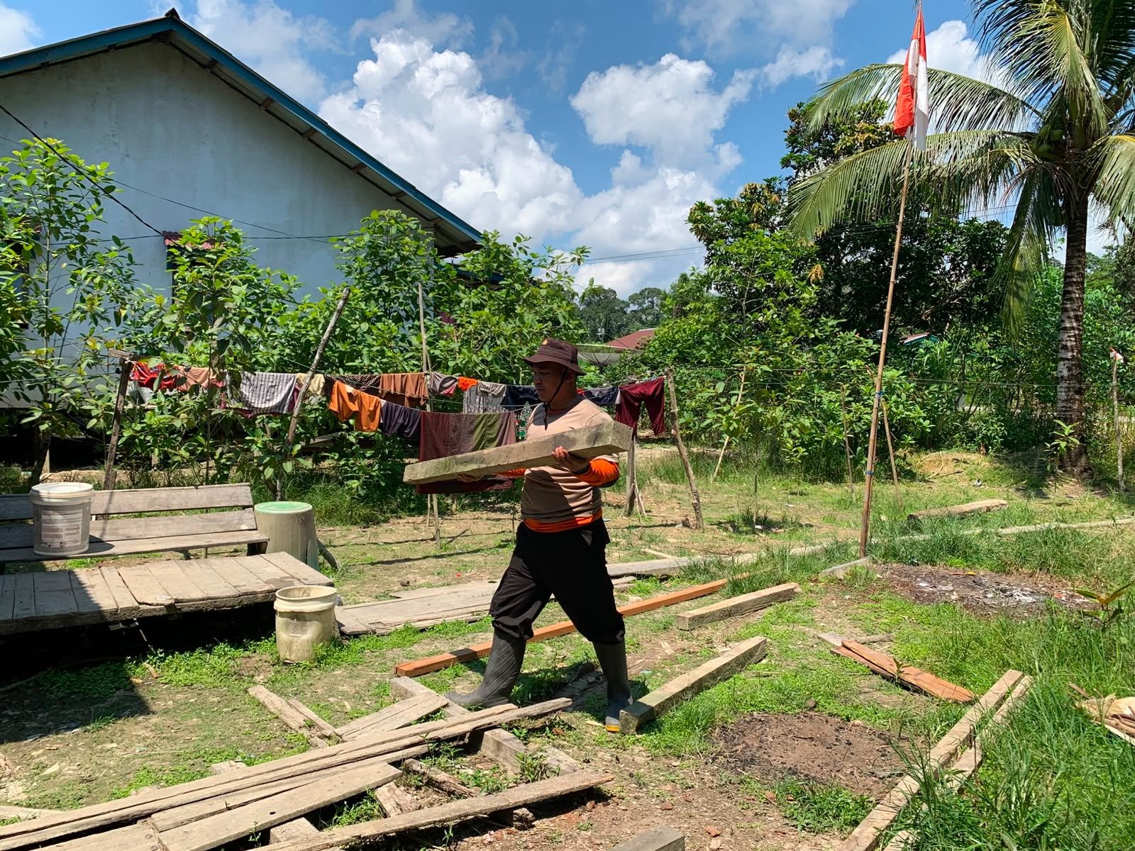 TNI dan Warga Kompak Bongkar Rumah Dedi Dores, Tahap Awal Rehabilitasi RTLH Dimulai
