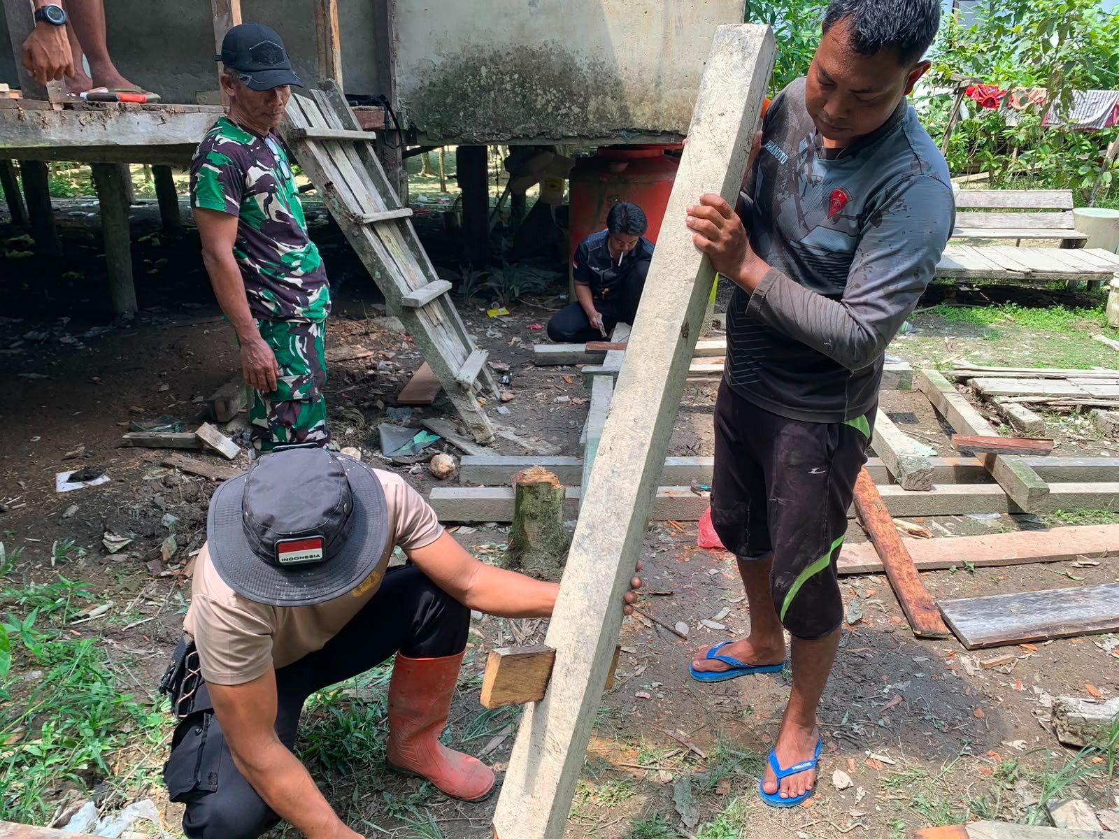 Bukan Sekadar Membongkar Rumah, TMMD Kodim 1206/Putussibau Bangun Harapan Keluarga Dedi Dores