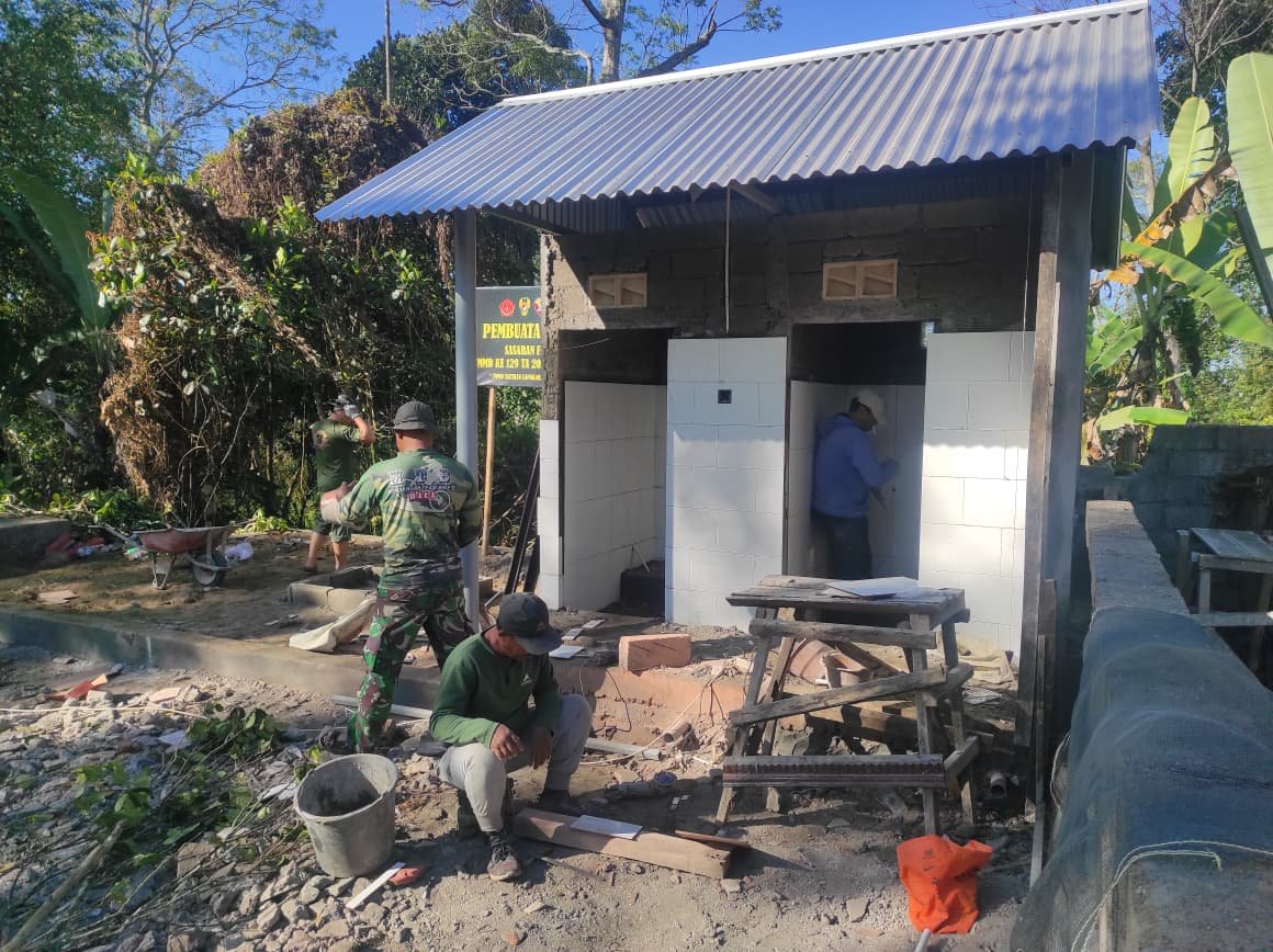 Gotong Royong Satgas TMMD dan Warga Dorong Progres Pembangunan MCK Capai 75 Persen
