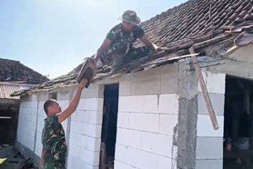Menembus Terik Kedungadem: Saat Personel Satgas TMMD 129 Bojonegoro Merajut Harapan Mbah Samijan