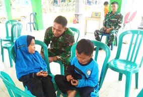 Ukir Senyum Anak Desa Kesongo, Sisi Humanis Satgas TMMD 129 Bojonegoro Sentuh Hati Warga