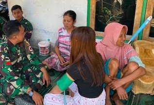 Sentuhan Hangat di Teras Rumah: Ketika Satgas TMMD 129 Bojonegoro Hadirkan Senyum dan Layanan Kesehatan Gratis bagi Warga Kedungpandan
