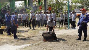 TMMD 129 Bojonegoro: Satlinmas Kesongo Dibekali Mental Baja Padamkan Api