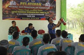 Pelatihan Penanggulangan Kebakaran: Sinergi Damkarmat dan TNI di Desa Kesongo