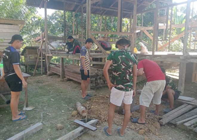 TNI dan Warga Bahu-Membahu Bangun RTLH Ibu Marsiana di Desa Ulak Pauk