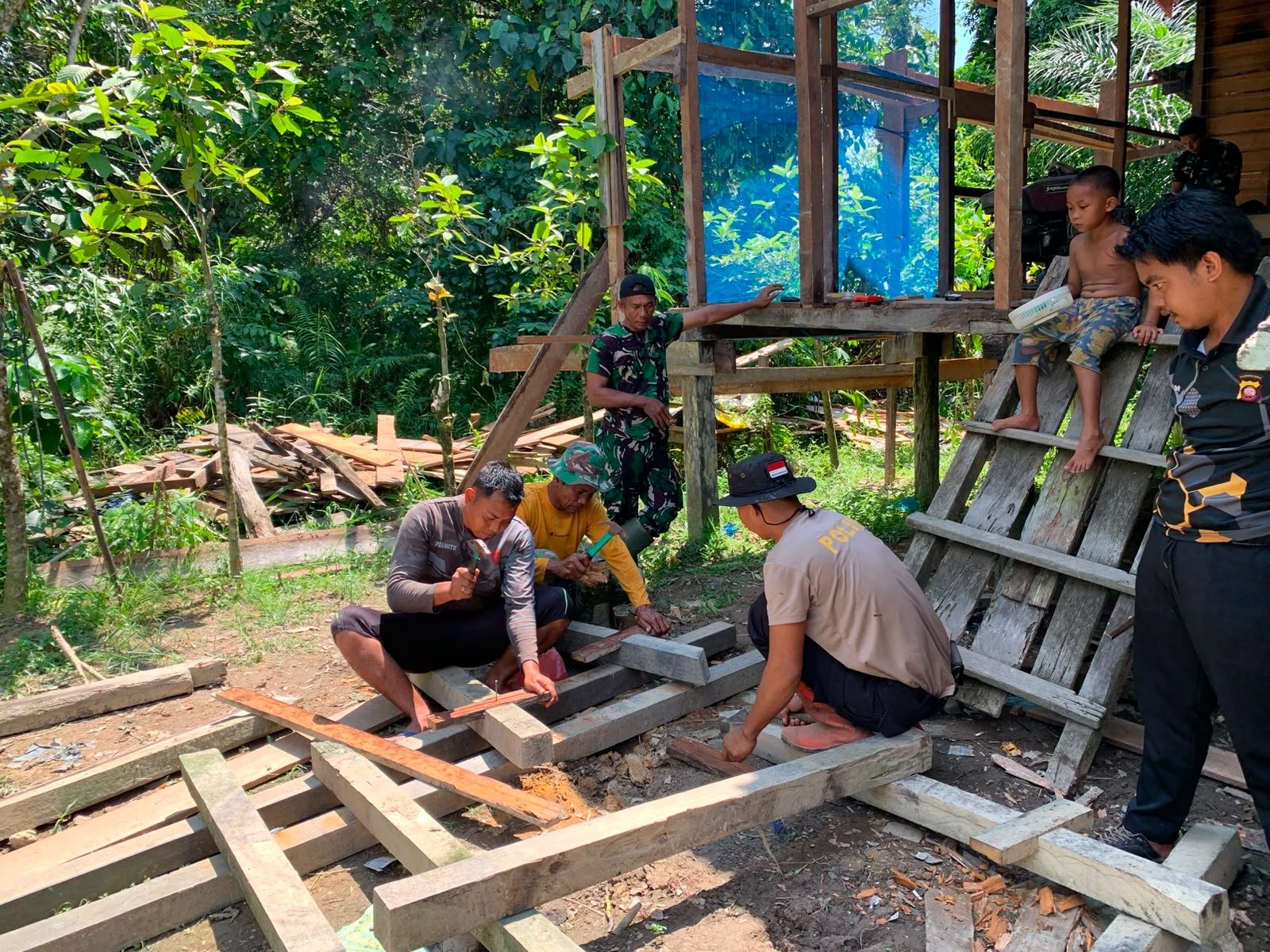 TNI dan Warga Kompak, Gotong Royong Percepat Pengerjaan RTLH TMMD di Ulak Pauk