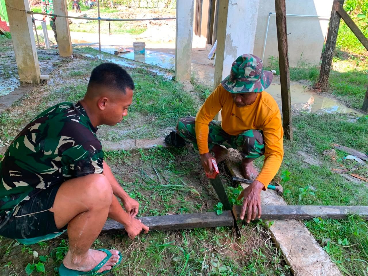 Kejar Penyelesaian, Satgas TMMD Kodim 1206/Putussibau Bangun Tiang Penyangga Sumur Bor Masjid Al-Hidayah
