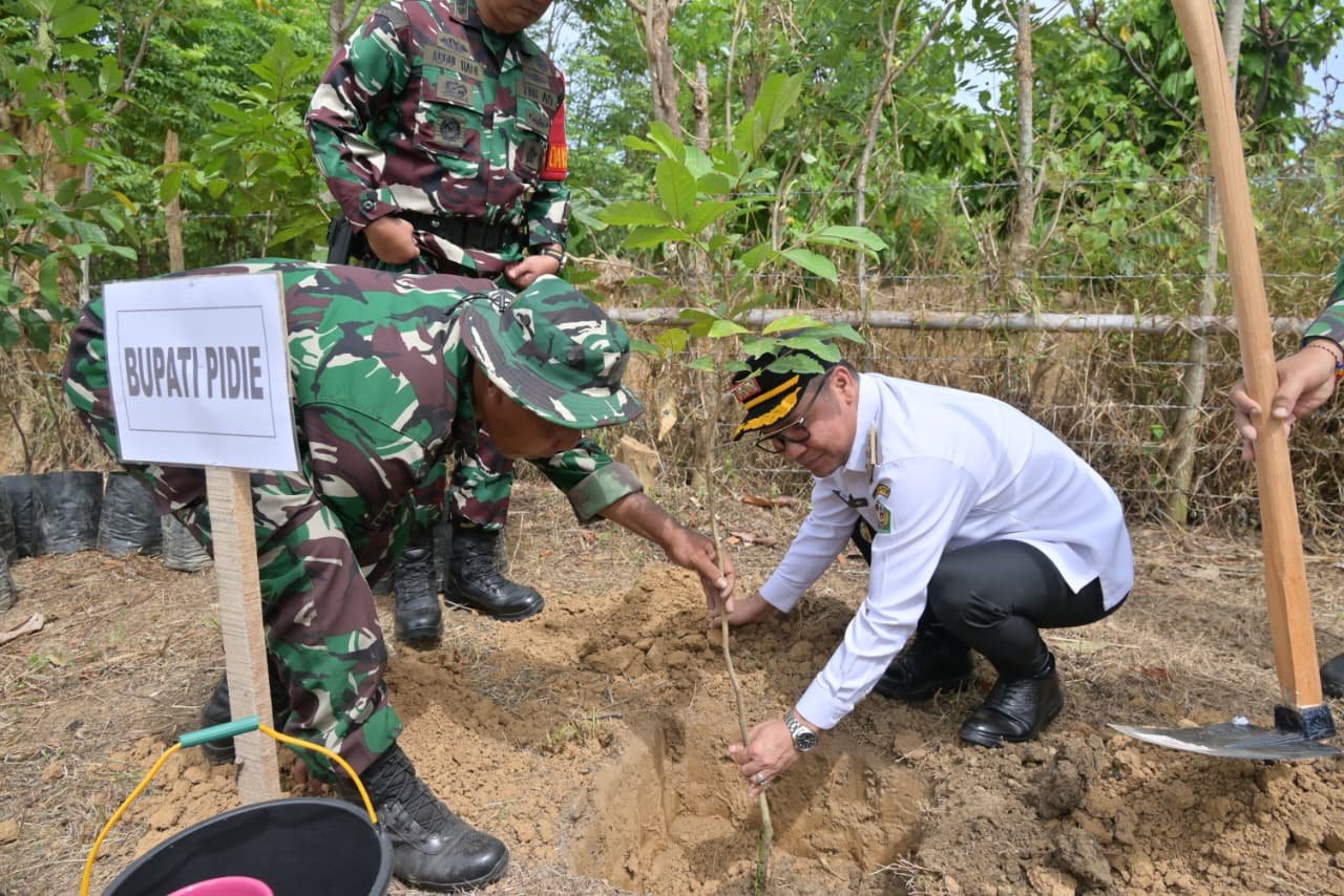 Tanam Pohon Produktif di Lokasi TMMD Ke-129, Wujud Kepedulian Lingkungan dan Ketahanan Pangan