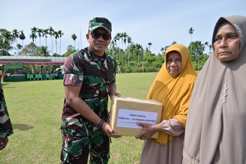 Waaster Kasdam IM Bersama Dandim 0102/Pidie dan Forkopimda Serahkan Bantuan Sosial kepada Warga pada Pembukaan TMMD Ke-129