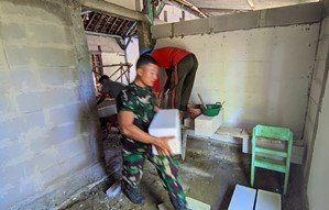 Semangat Gotong Royong Ngebut! Satgas TMMD 129 Bojonegoro Garap Rumah Koko Margono