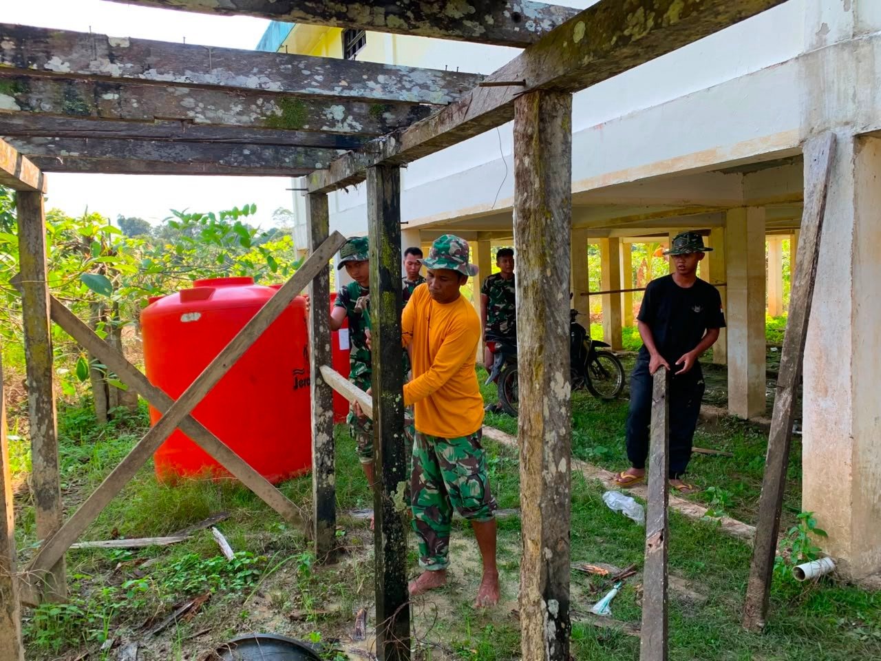 Bahu-Membahu Selesaikan Tiang Sumur Bor, Gotong Royong Warnai TMMD di Masjid Al-Hidayah